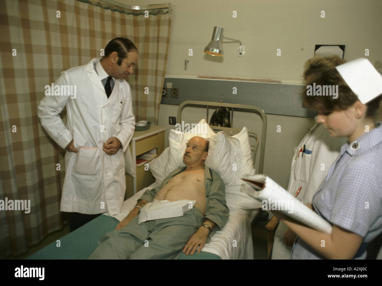 doctors visiting patient on ward round Stock Photo - Alamy