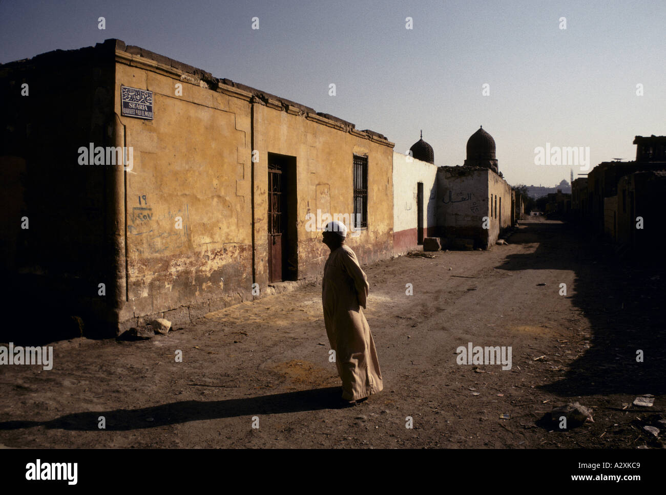 coverage of the gulf city of the dead millions living in the old grave yards of cairo 1990 Stock Photo