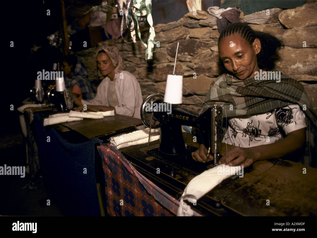 Woman using singer sewing machine hi-res stock photography and images ...