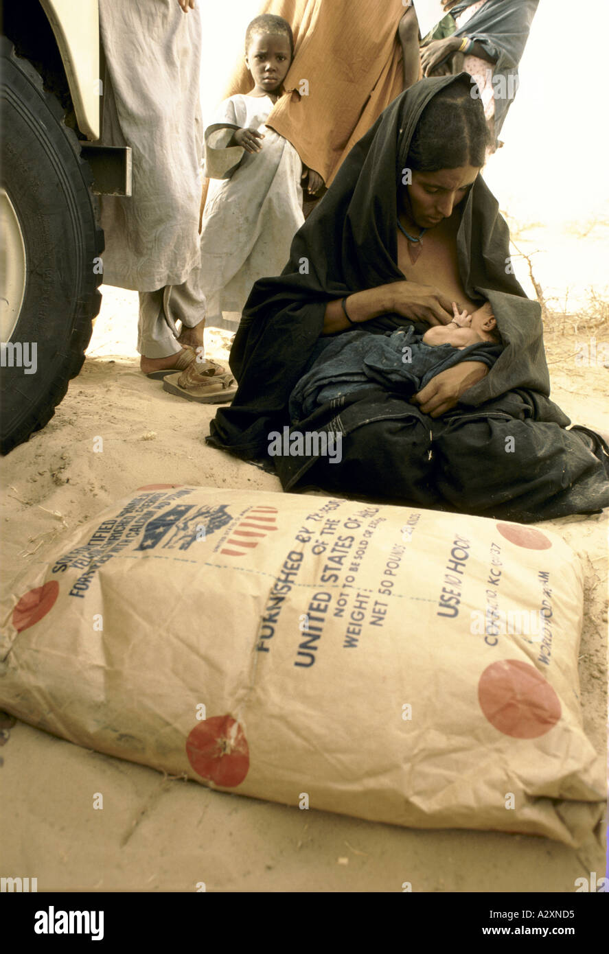 mali timboctoo unicef innoculation woman feeding child Stock Photo