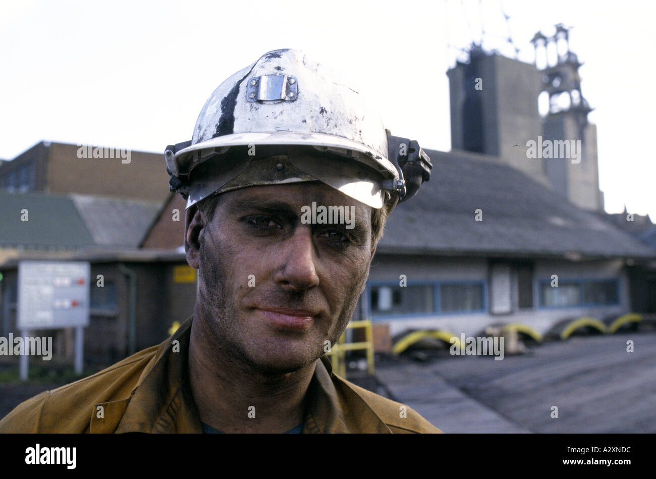 SHIREBROOK COLLIERY, MINER AT THE PITHEAD AT THE END OF HIS SHIFT, NOTTINGHAMSHIRE. Stock Photo