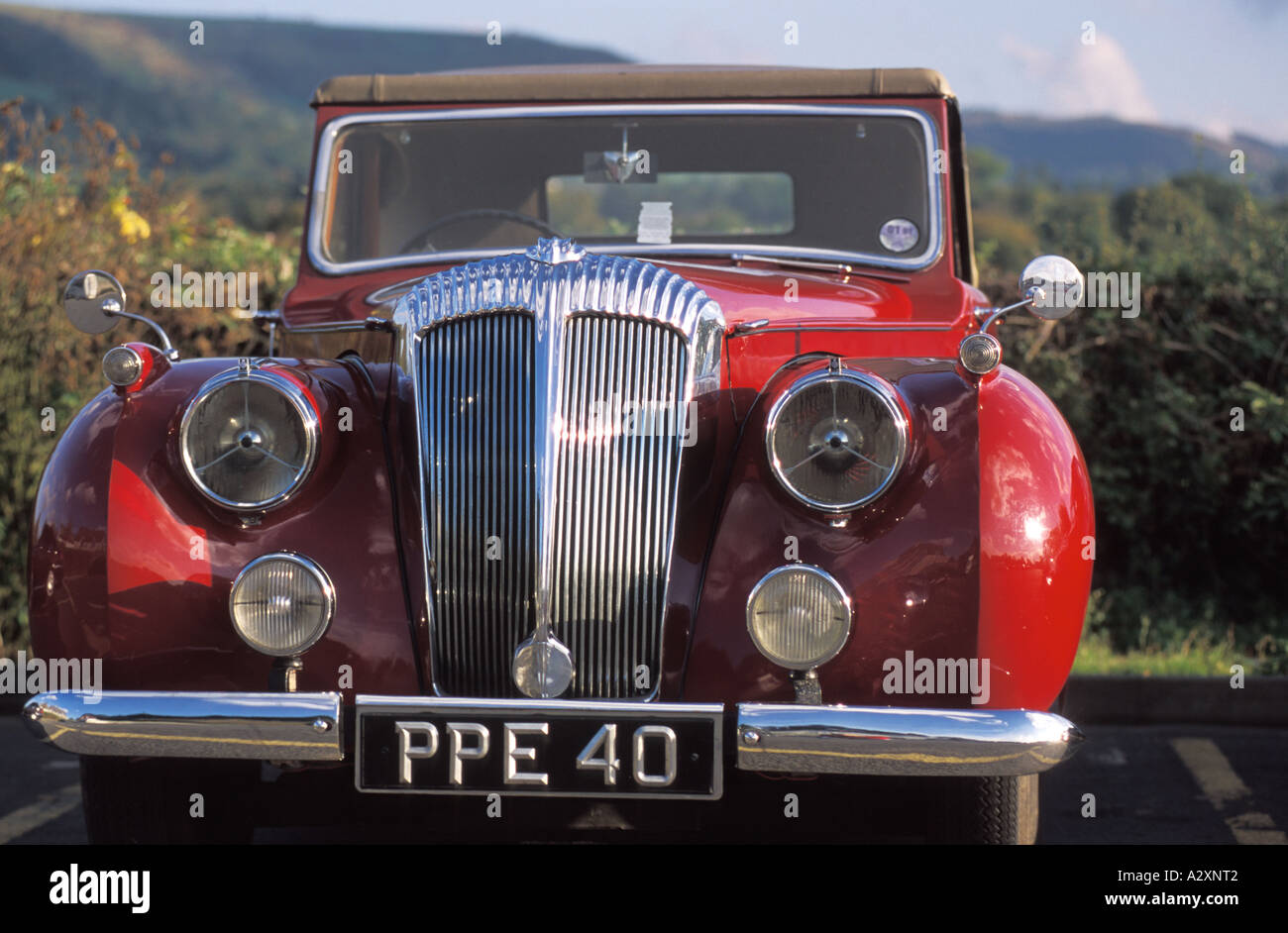 ENGLAND WALES SOUTHWEST Classic Antique Car Hay On Way Stock Photo