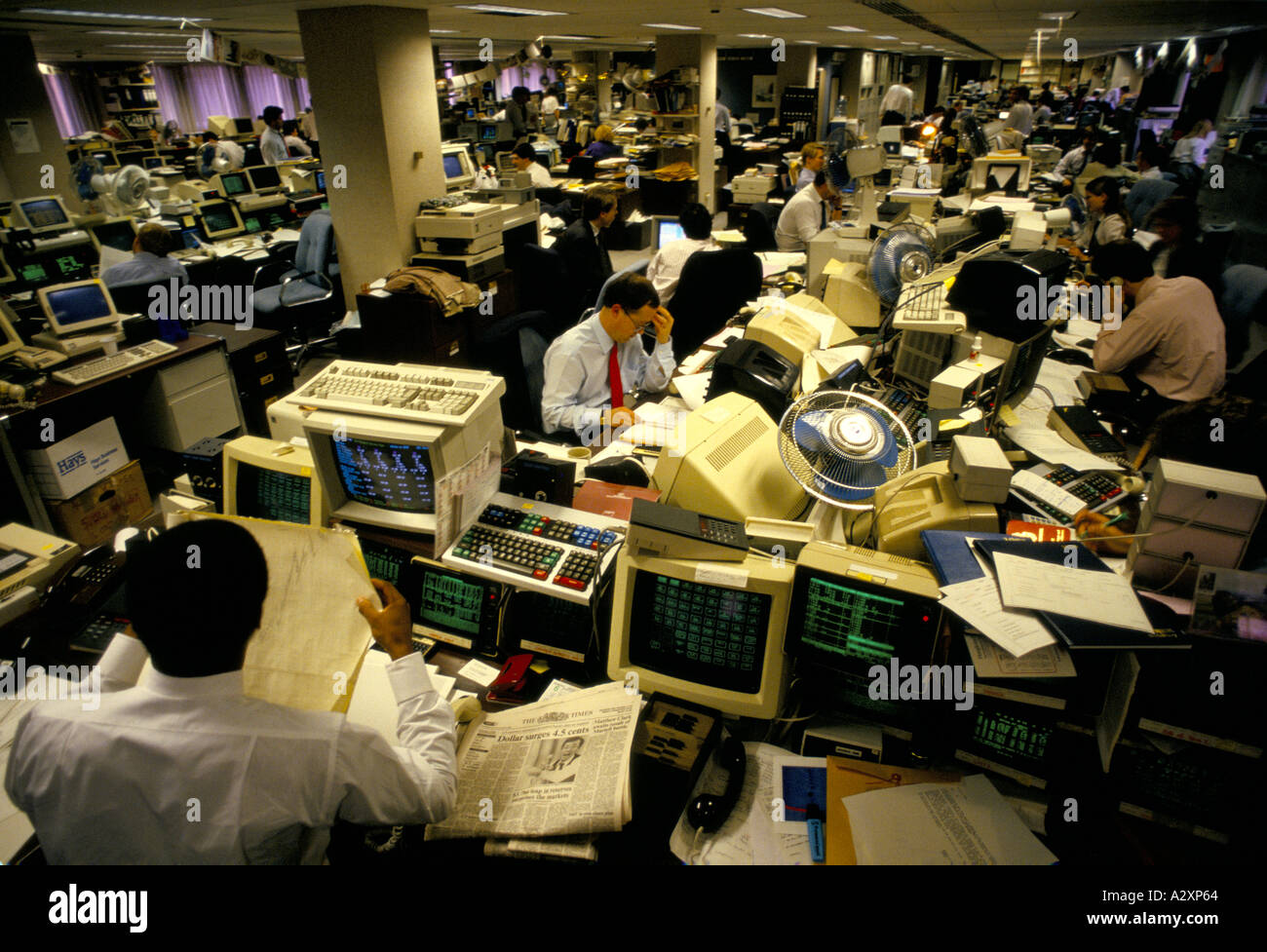 BUSY OFFICE SCENE, GOLDMAN SACHS CURRENCY DEALERS. CITY OF LONDON, ENGLAND, JANUARY 1988 Stock Photo