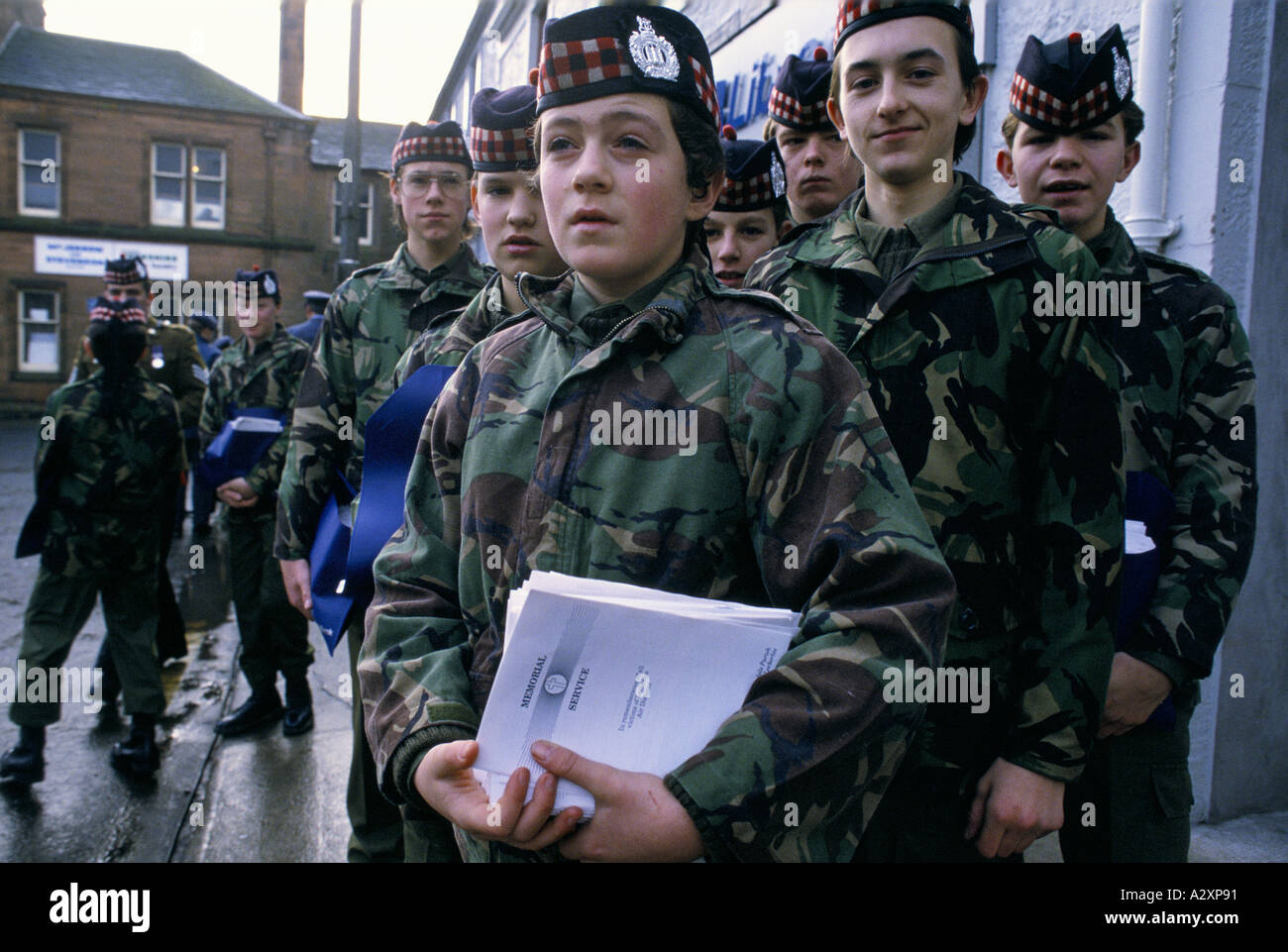 male female army cadets from scottish regiment at the lockerbie memorial service dryfesdale cemetary 04 01 1989 1989 Stock Photo