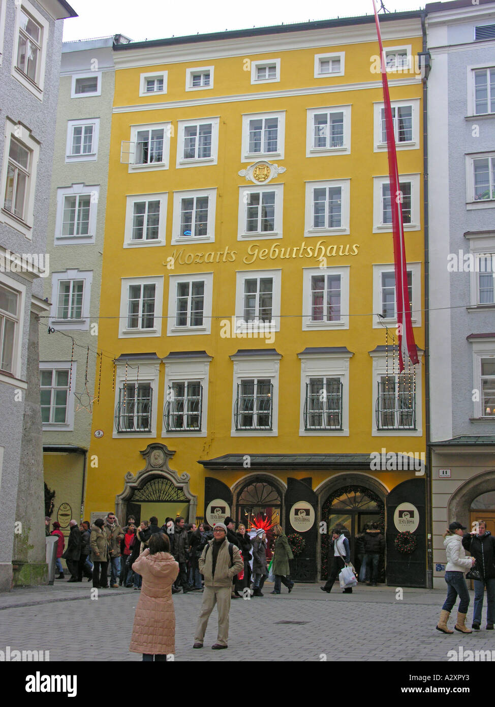 Tourists outside house in salzburg mozart born hi-res stock photography ...
