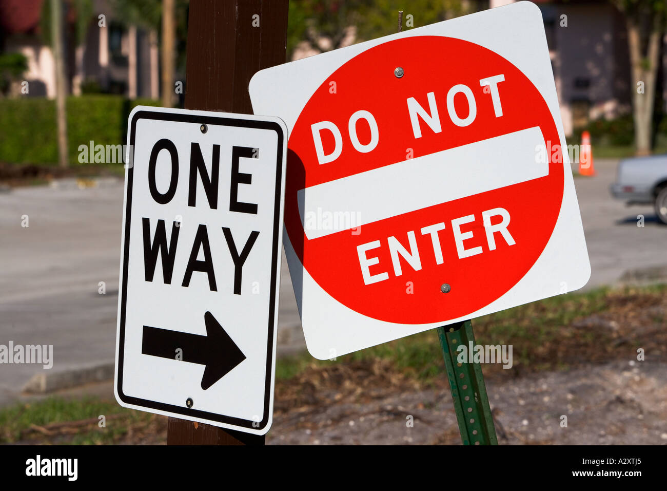 DO NOT ENTER SIGN, ONE WAY SIGN Stock Photo - Alamy