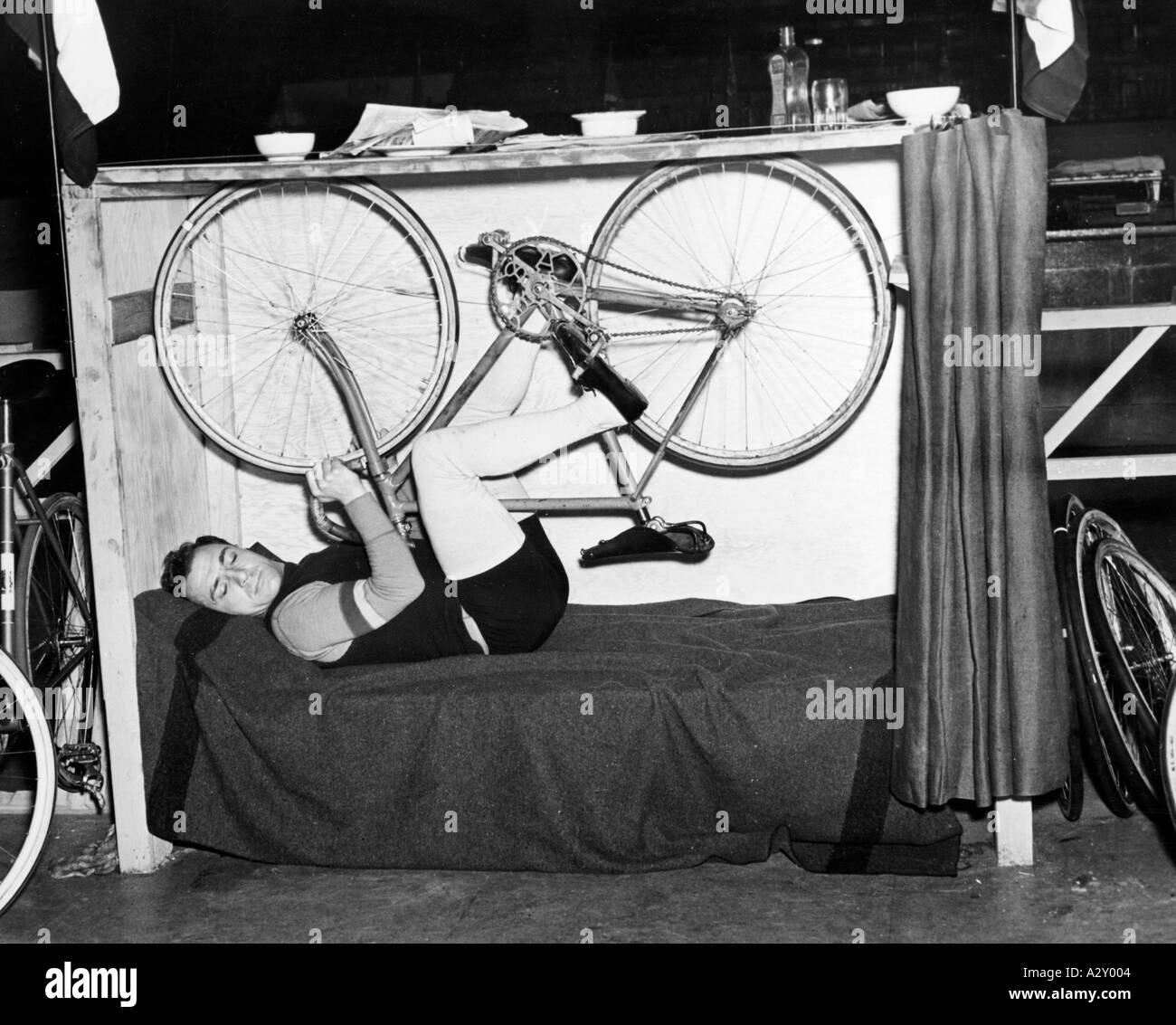 Uninterrupted movement is the secret of success A little joke on 1 December 1937 by French six day racing cyclist Alfred Letourner and the photographer on the fringe of a race at Madison Square Garden The sub editor was pleased too We ve discovered something new he rejoiced Ununterbrochene Bewegung ist das Geheimnis des Erfolgs Unter diesem Motto erlauben sich am 1 Dezember 1937 Alfred Letourner franzoesischer Sechs Tage Rennfahrer und der Fotograf einen Spass am Rande des Rennens im Madison Square Garden Und der Redakteur jubelt Wir haben etwas Neues entdeckt Curious Moments S 193 Stock Photo