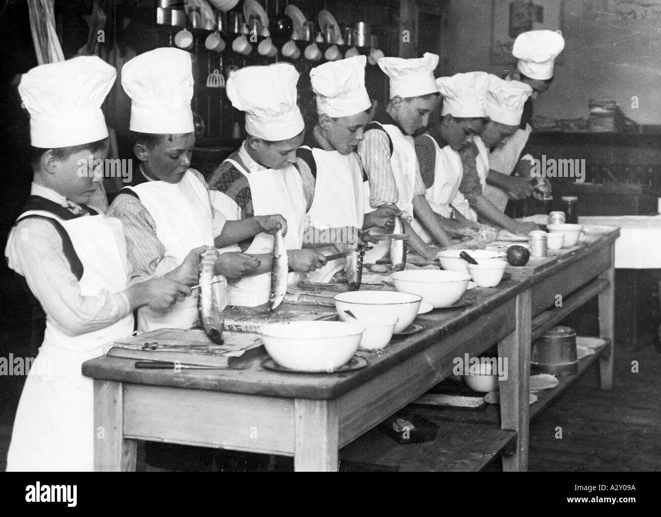 The sub editor who supplied the caption to thos photograph was dismissive of an attempt in 1933 to put cooking on the curriculum for boys at London schools People evidently consider it necessary that men of today should know all about the art of cooking Abfaellig aeussert sich ein Redakteur ueber den Versuch 1933 an Londoner Schulen Kochunterricht fuer Jungen einzufuehren Offensichtlich haelt man es fuer notwendig dass der Mann von heute alles ueber die Kunst des Kochens wissen sollte Curious Moments S 292 Stock Photo