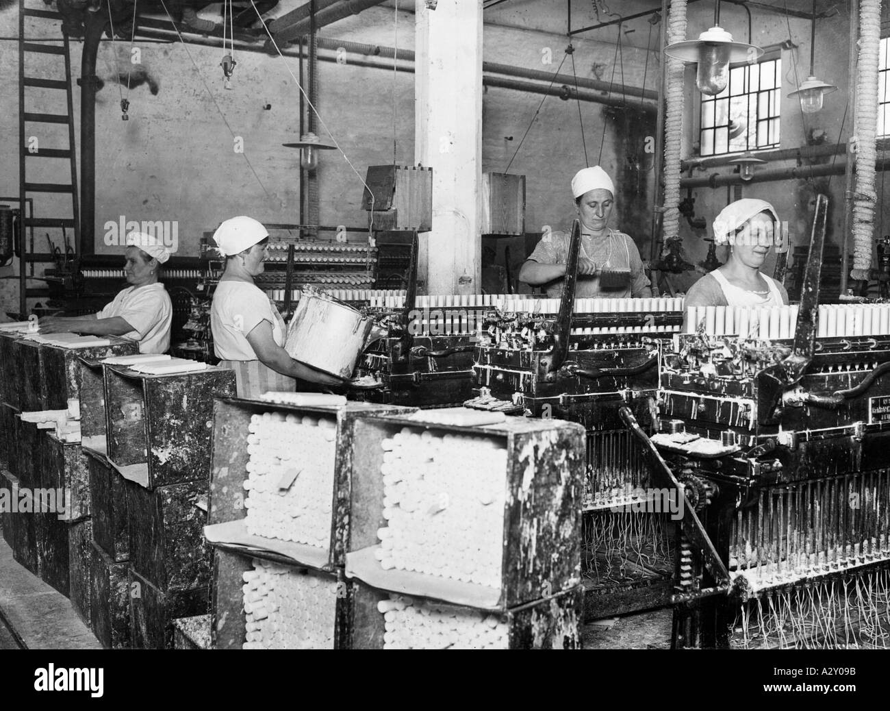 This Berlin candle factory was working flat out pre Christmas The number of women working in German factories rose in the mid 1920s to 4 5 million while at the same time females were increasingly being employed in offices and large stores In dieser Berliner Kerzenfabrik laeuft die Produktion in der Vorweihnachtszeit auf Hochtouren Die Zahl der deutschen Industriearbeiterinnen steigt Mitte der zwanziger Jahre auf 4 5 Millionen zugleich erobern Frauen auch Bueros und Warenhaeuser als Angestellte Curious Moments S 294 Stock Photo