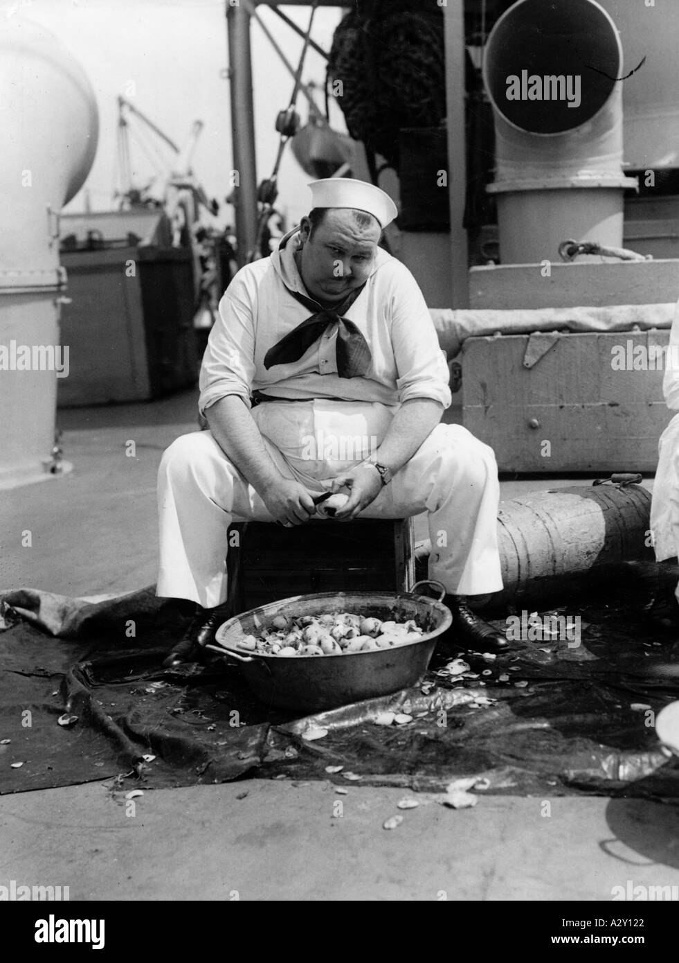 On 9 June 1927 prominent jazz musician Paul Whiteman went on board the U S Navy Cruiser Trenton to gather first hand experience for his new show The Master of Syncopation invited the press to witness a spell of spud bashing Der prominente Jazzmusiker Paul Whiteman geht am 9 Juni 1927 an Bord des US Kreuzers Trenton um aus erster Hand Erfahrungen fuer seine neue Show zu sammeln Der Meister der Synkope versucht sich hier als Kuechenbulle und laedt die Presse dazu ein Curious Moments S 406 Stock Photo