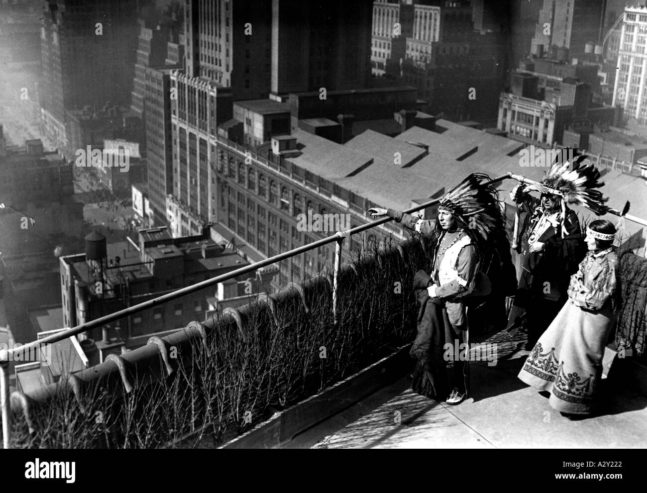These two splendid gentlemen pictured on 5 March 1926 are members of the Abeneki tribe who originally sold Manhattan to the palefaces for the pitiful sum of 24 Diese beiden Ehrenmaenner sind vom Stamm der Abenekis der Manhattan urspruenglich fuer die klaegliche Summe von 24 Dollar an die Bleichgesichter verkauft hat Curious Moments S 611 Stock Photo