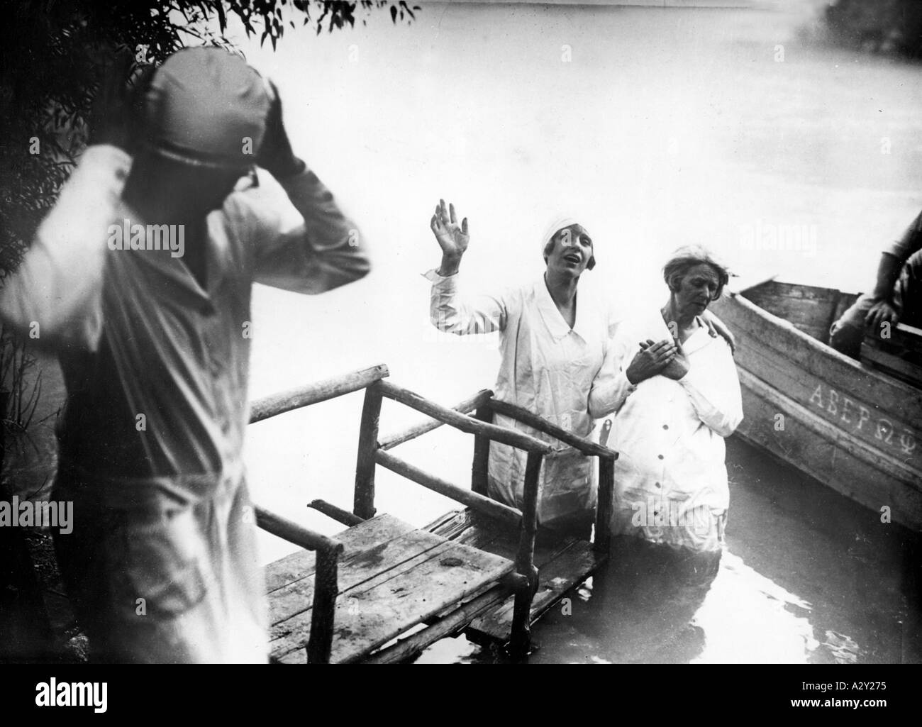 During the 1920s Baptist preacher Aimee McPherson baptized her followers in the River Jordan in Palestine In the USA the cult preacher had achieved popularity through her own radio station Baptists seek to live according to the precepts of the earliest Christian congregations A particular feature of their practice is adult baptism Die Baptisten Predigerin Aimee McPherson tauft in den 1920er Jahren ihre Anhaenger im Jordan in Palaestina In den USA ist die Sektenpredigerin durch ihren eigenen Radiosender populaer geworden Baptisten leben nach dem Modell der christlichen Urgemeinde und ein Stock Photo