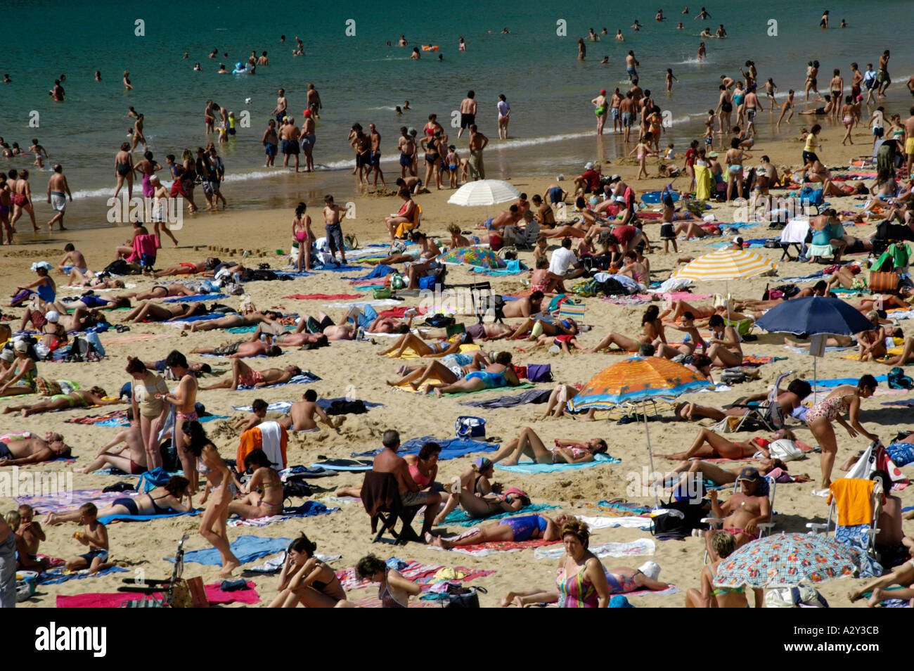 Crowded beach spain hi-res stock photography and images - Alamy