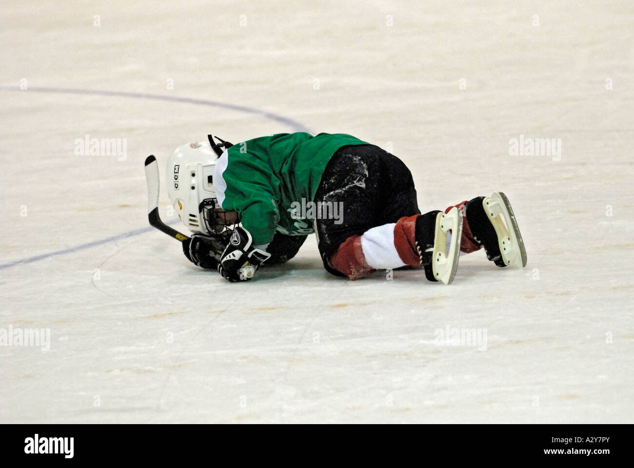 5 and 6 year old children learn how to play the game of ice hockey Stock Photo