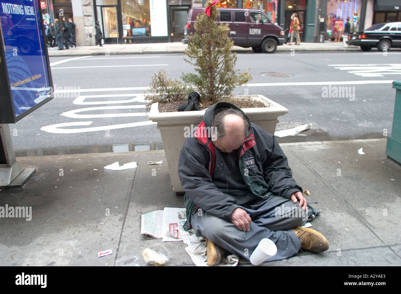 beggar-on-the-streets-of-new-york-usa-A2YAE3.jpg
