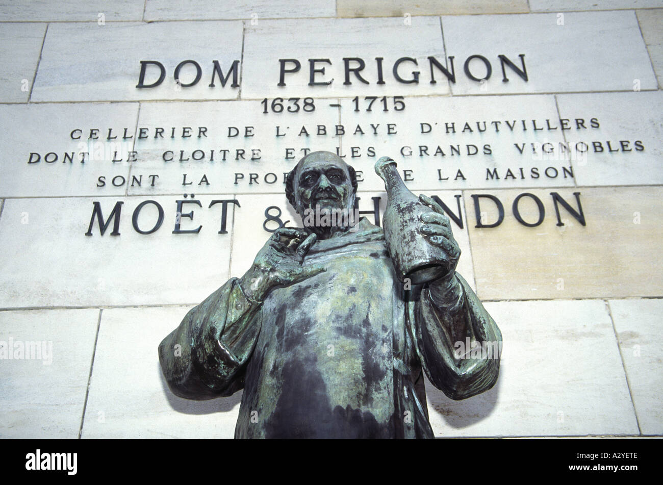 La statue de Dom Perignon, créateur du champagne, à Epernay, France News  Photo - Getty Images