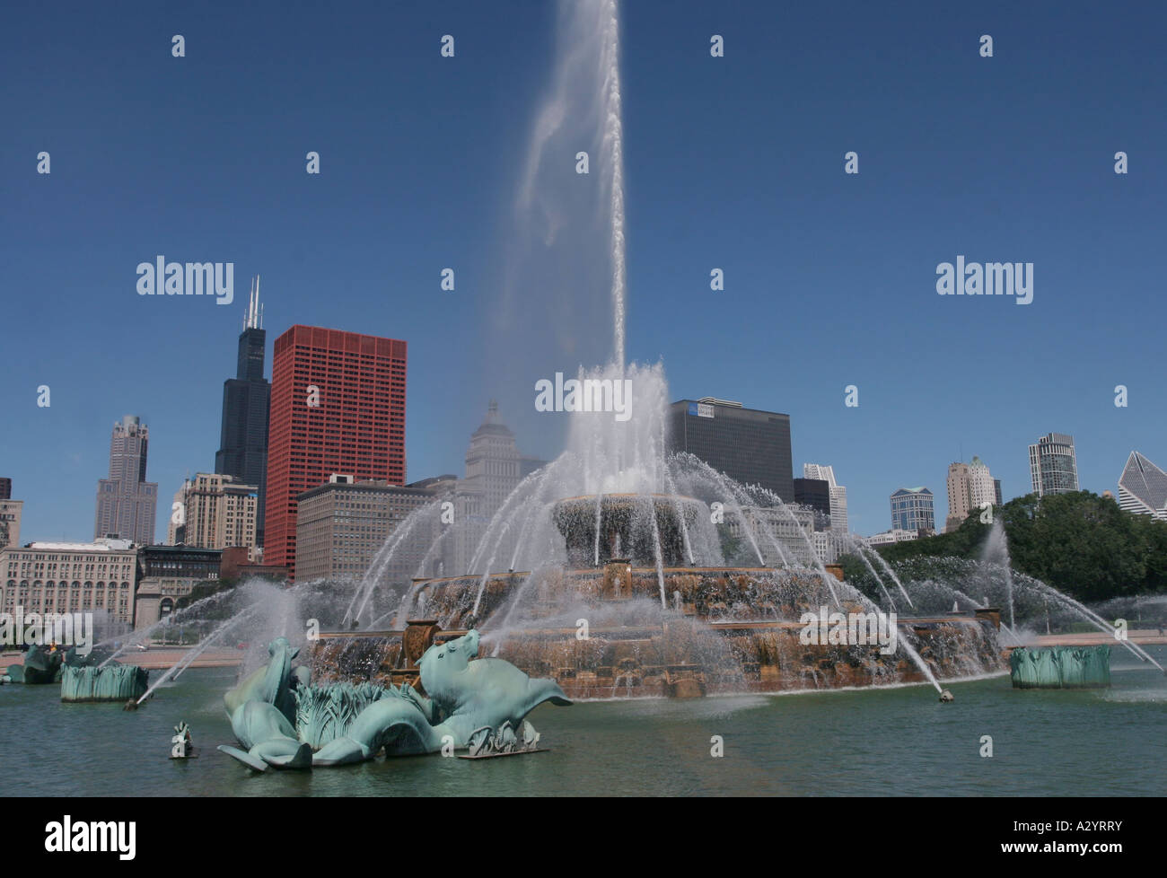 Chicago Illinois USA Buckingham Fountain Grant Park skyline downtown ...