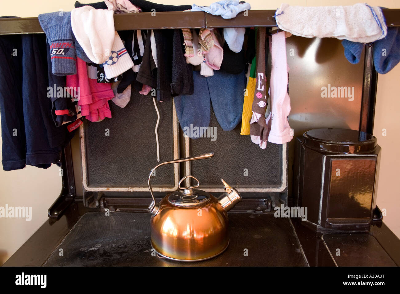 https://c8.alamy.com/comp/A30A0T/copper-kettle-on-stove-in-irish-house-A30A0T.jpg