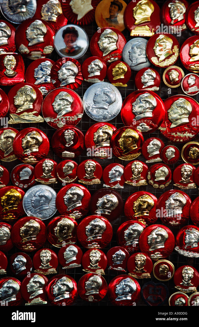 Selling Chairman Mao badges as antique souvenir China Stock Photo