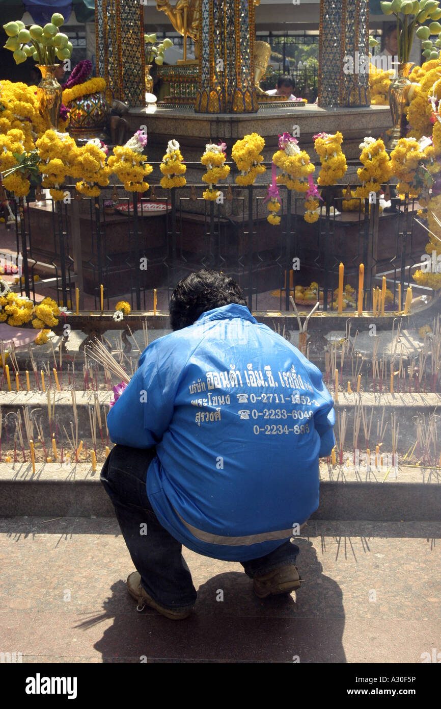 Incense burning bangkok shrine hi-res stock photography and images - Alamy