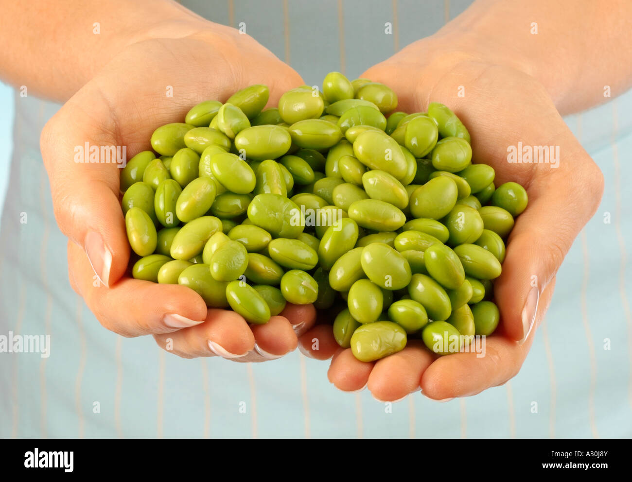 HANDFUL OF FRESH SOYA BEANS Stock Photo - Alamy