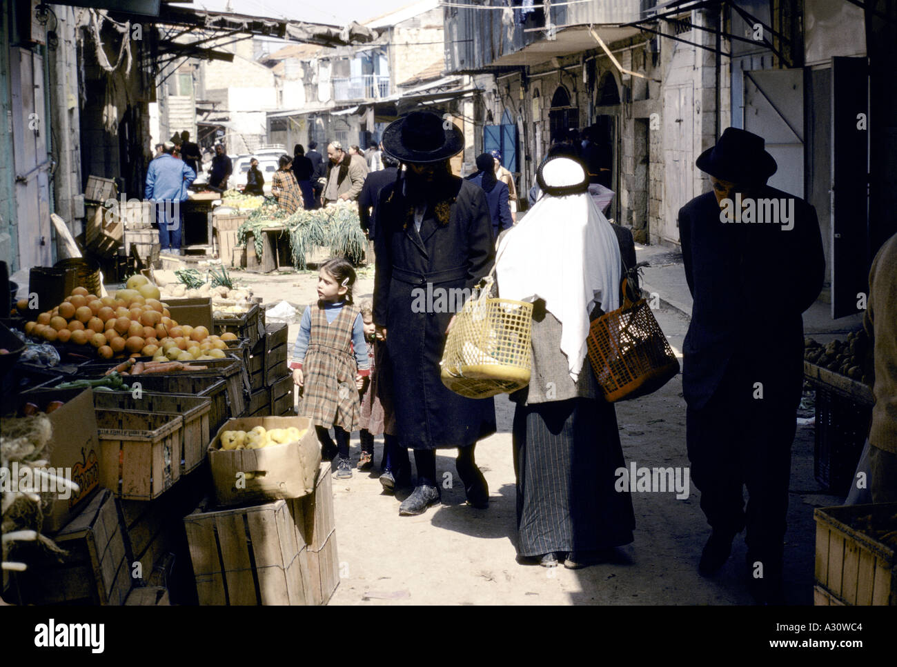 hassidic jews in jerusalem mea sharim quarter Stock Photo - Alamy
