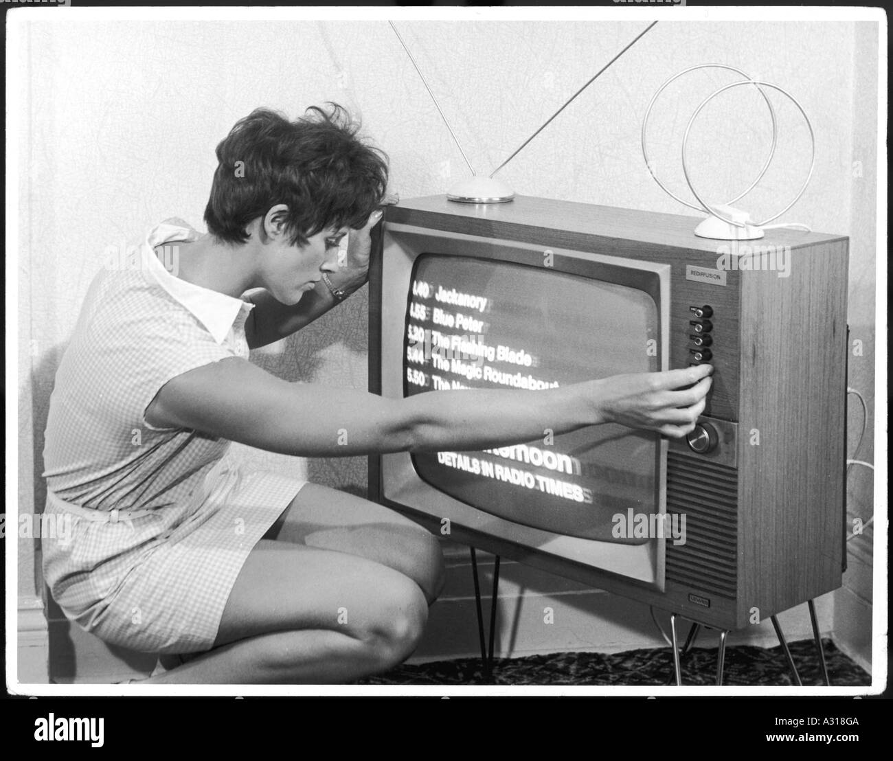 Почему телевизор читает. Телевизор 1960. Ретро ПК. Ретро телек. Старый телевизор с видеомагнитофоном.