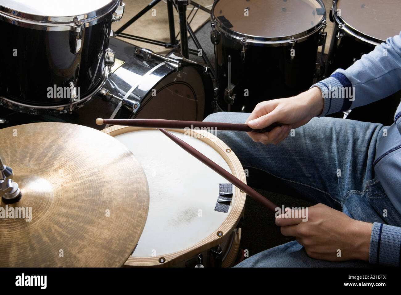 Игра на барабанах. Игра на ударных. Сложно ли играть на барабанах. Школа игры на барабанах. Барабаны эстетика.