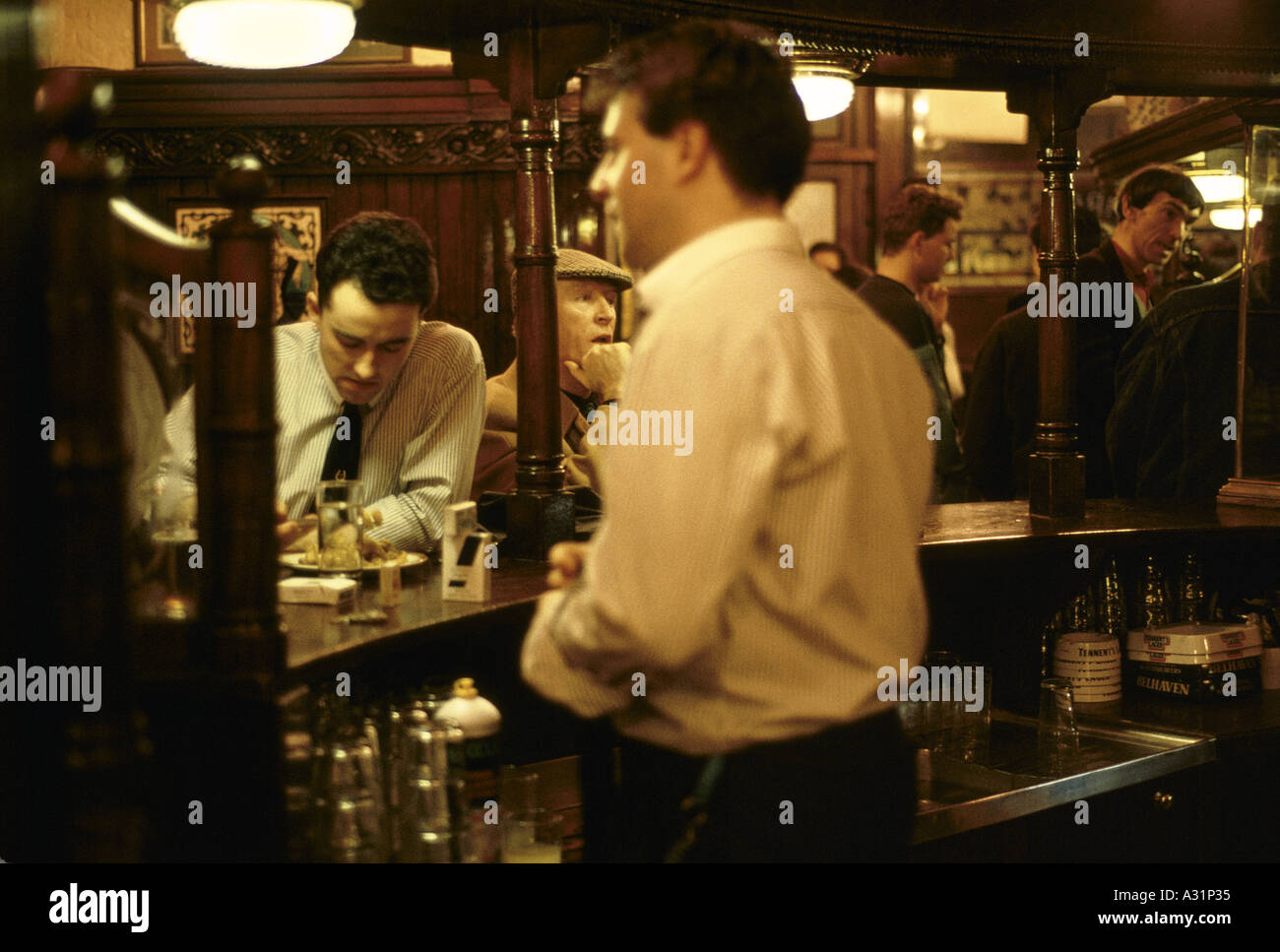 Pub view hi-res stock photography and images - Alamy