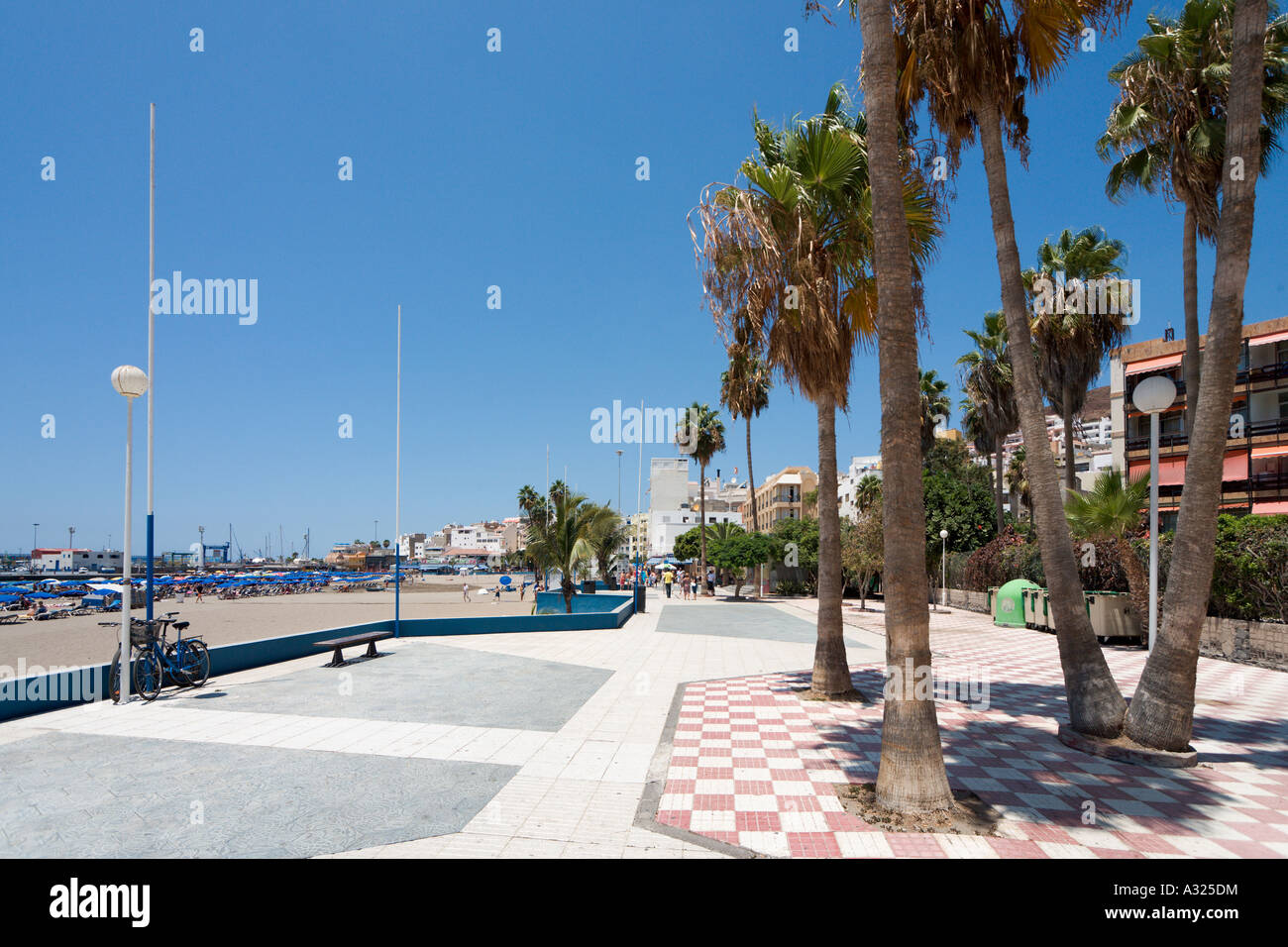 Beach and seafront promenade (Paseo Maritimo), Los Cristianos, Tenerife, Canary Islands, Spain Stock Photo