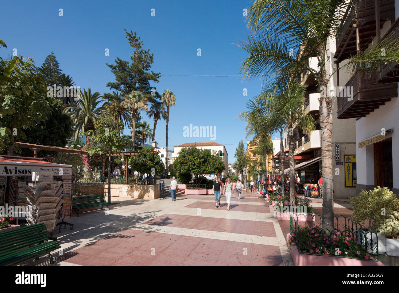 Shops and pedestrian area in  the town centre, Puerto de la Cruz, Tenerife, Canary Islands, Spain Stock Photo