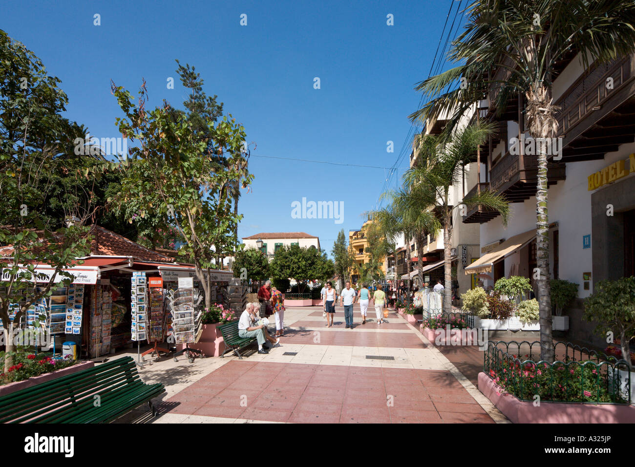 Shops and pedestrian area in  the town centre, Puerto de la Cruz, Tenerife, Canary Islands, Spain Stock Photo