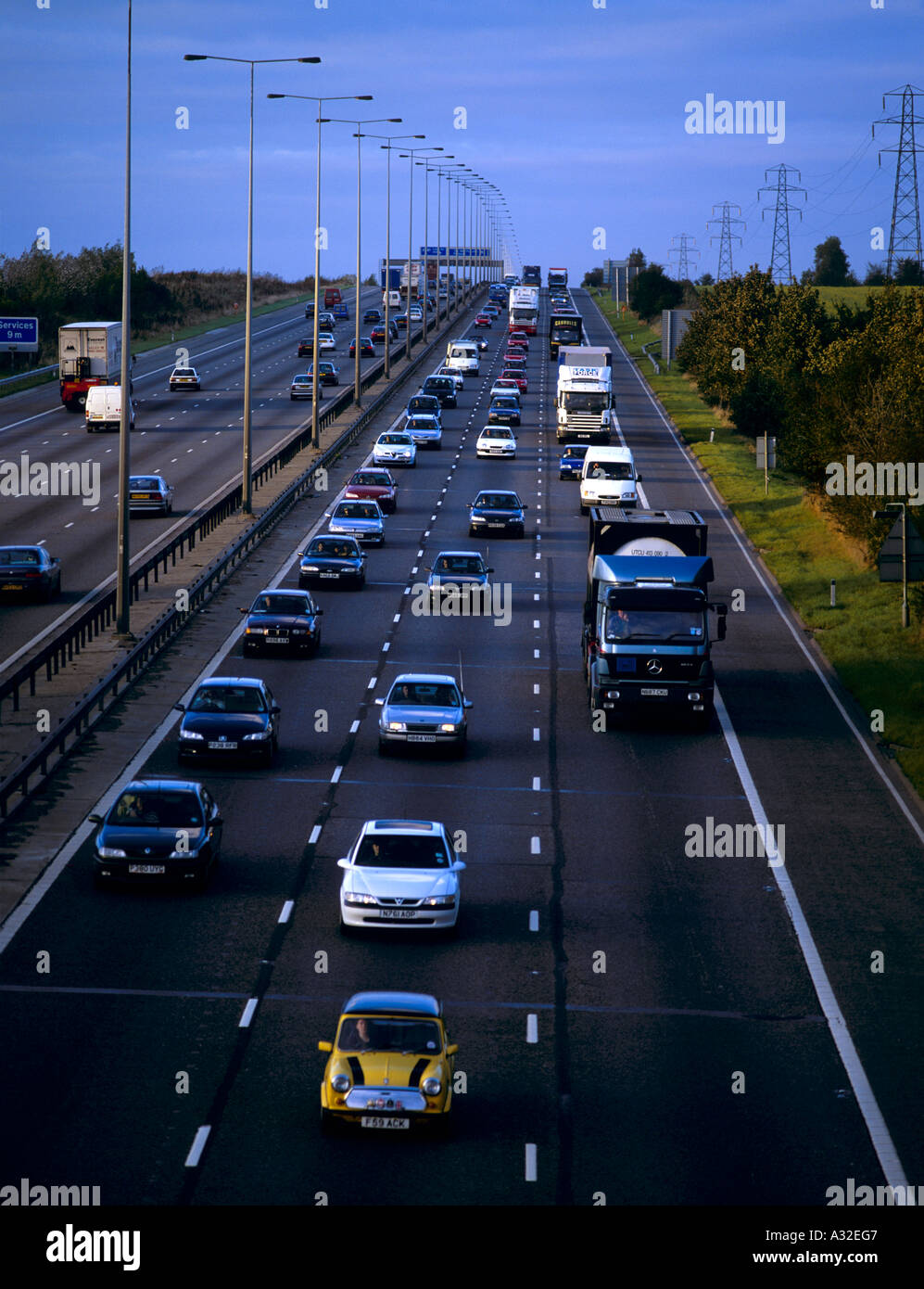 Heavy Traffic Moving South On M1 Near Luton Hertfordshire England UK heavy-traffic-moving-south-on-m1-near-luton-hertfordshire-england-uk