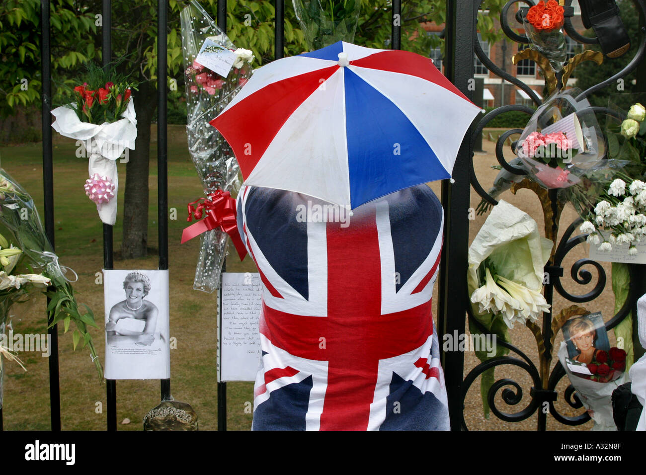 a mourner wearing union jack clothes remembers princess diana at kensington palace gates Stock Photo