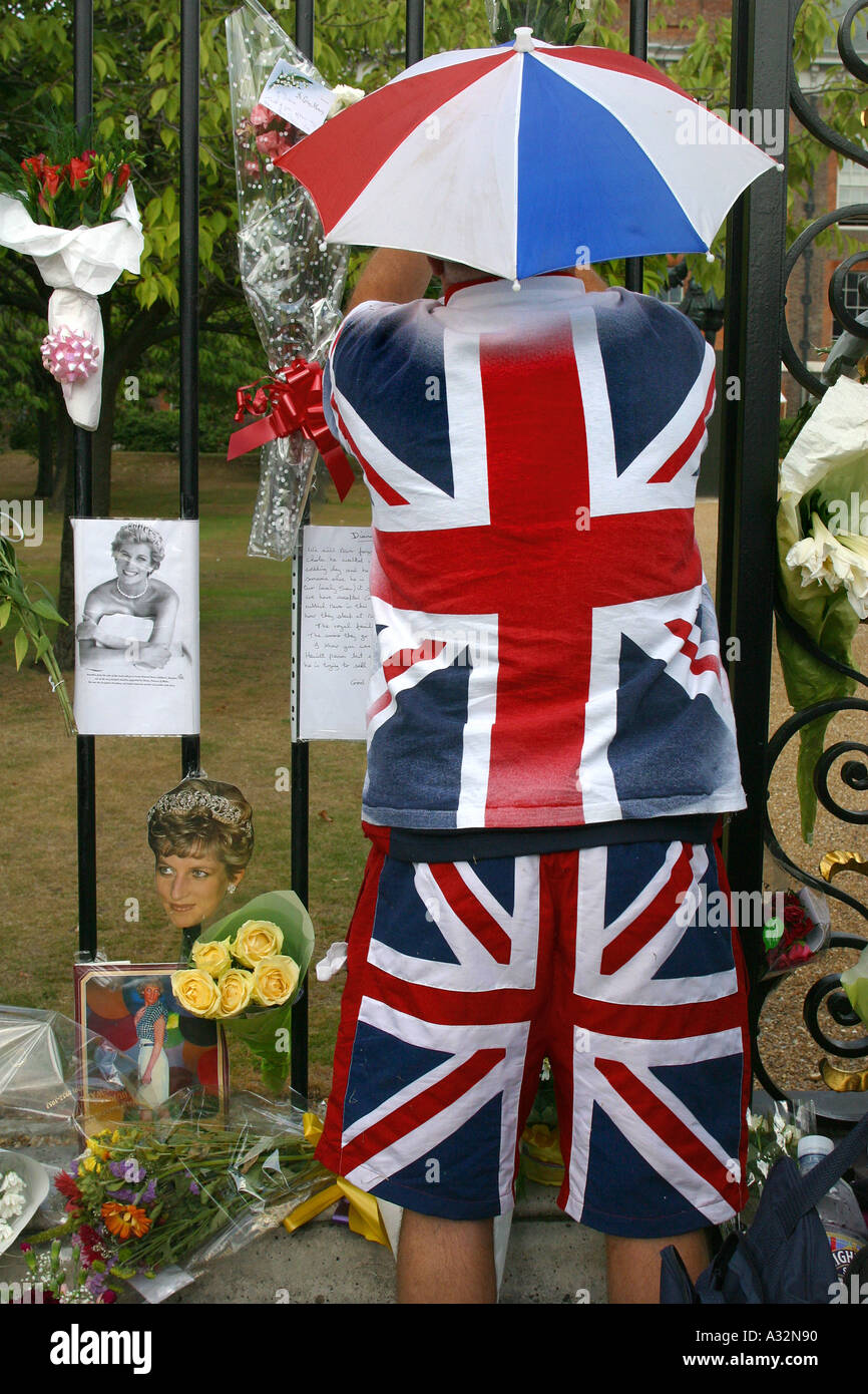 a mourner wearing union jack clothes remembers princess diana at kensington palace gates Stock Photo