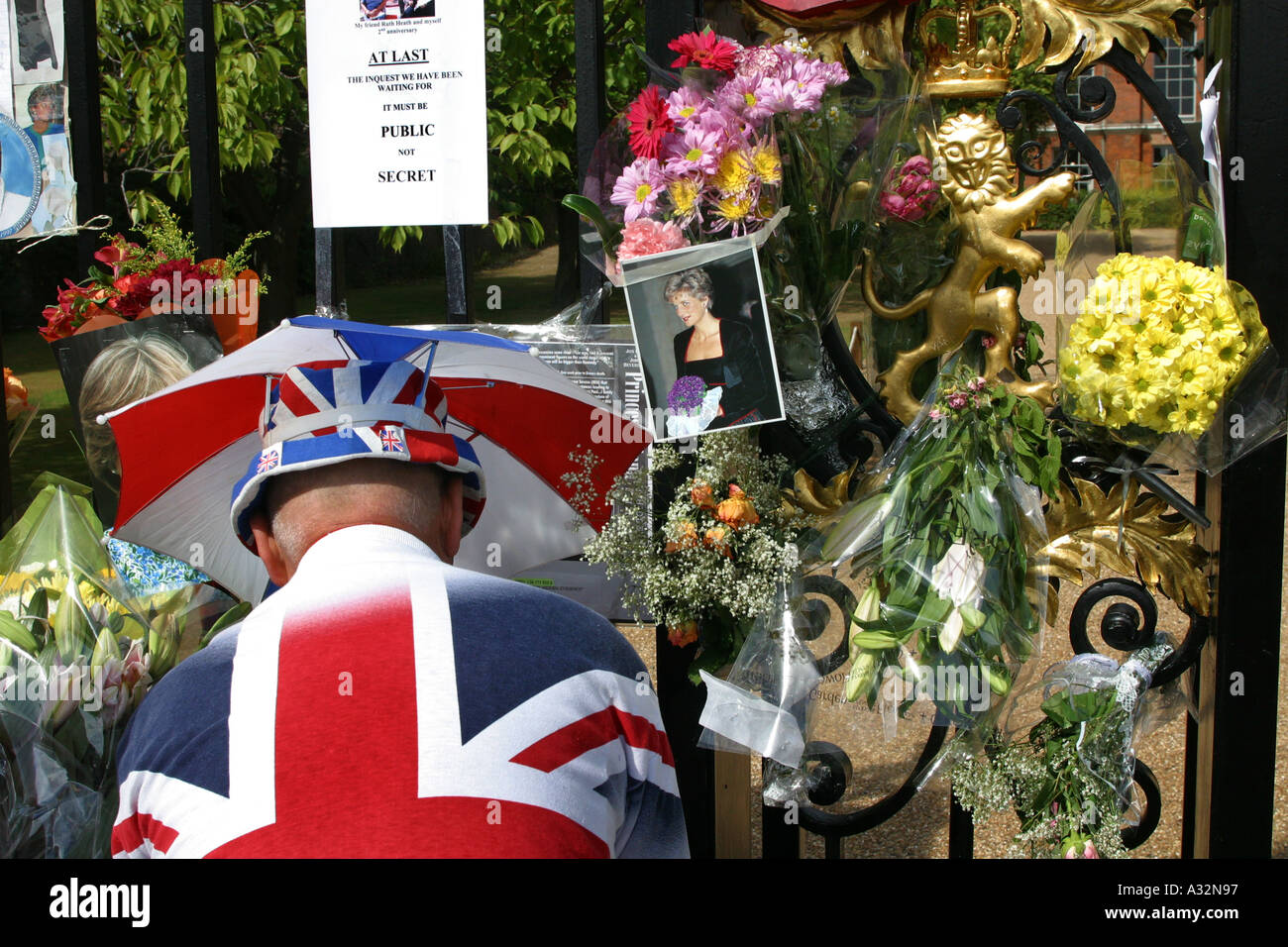 on august 31 2003 thousands of people gathered at the gates of kensington palace in london to commemorate the anniversary of the death of lady diana princess of wales who died on the same day in 1997 with her boyfriend ehmad al dodi fayed in a car crash in paris Stock Photo