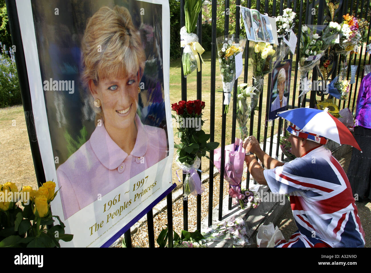on august 31 2003 thousands of people gathered at the gates of kensington palace in london to commemorate the anniversary of the death of lady diana princess of wales who died on the same day in 1997 with her boyfriend ehmad al dodi fayed in a car crash in paris Stock Photo