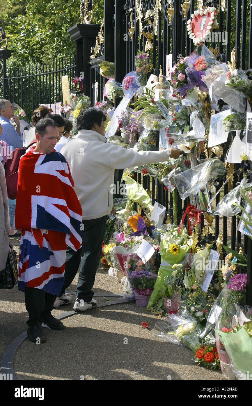 mourners hanging messages for princess diana on the gates of kensington palace Stock Photo