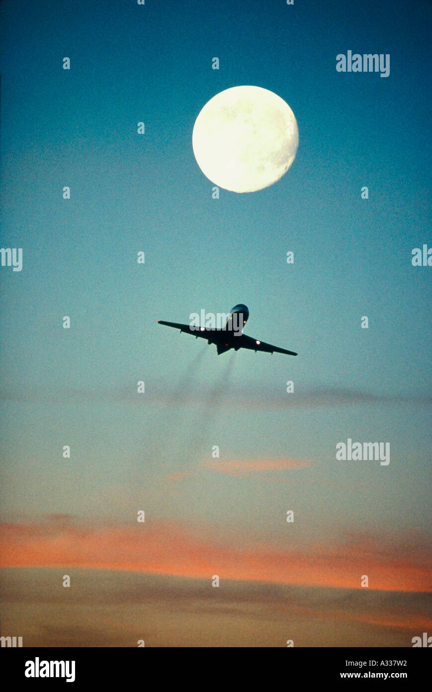 Airplane takes off dawn aircraft hi-res stock photography and images ...