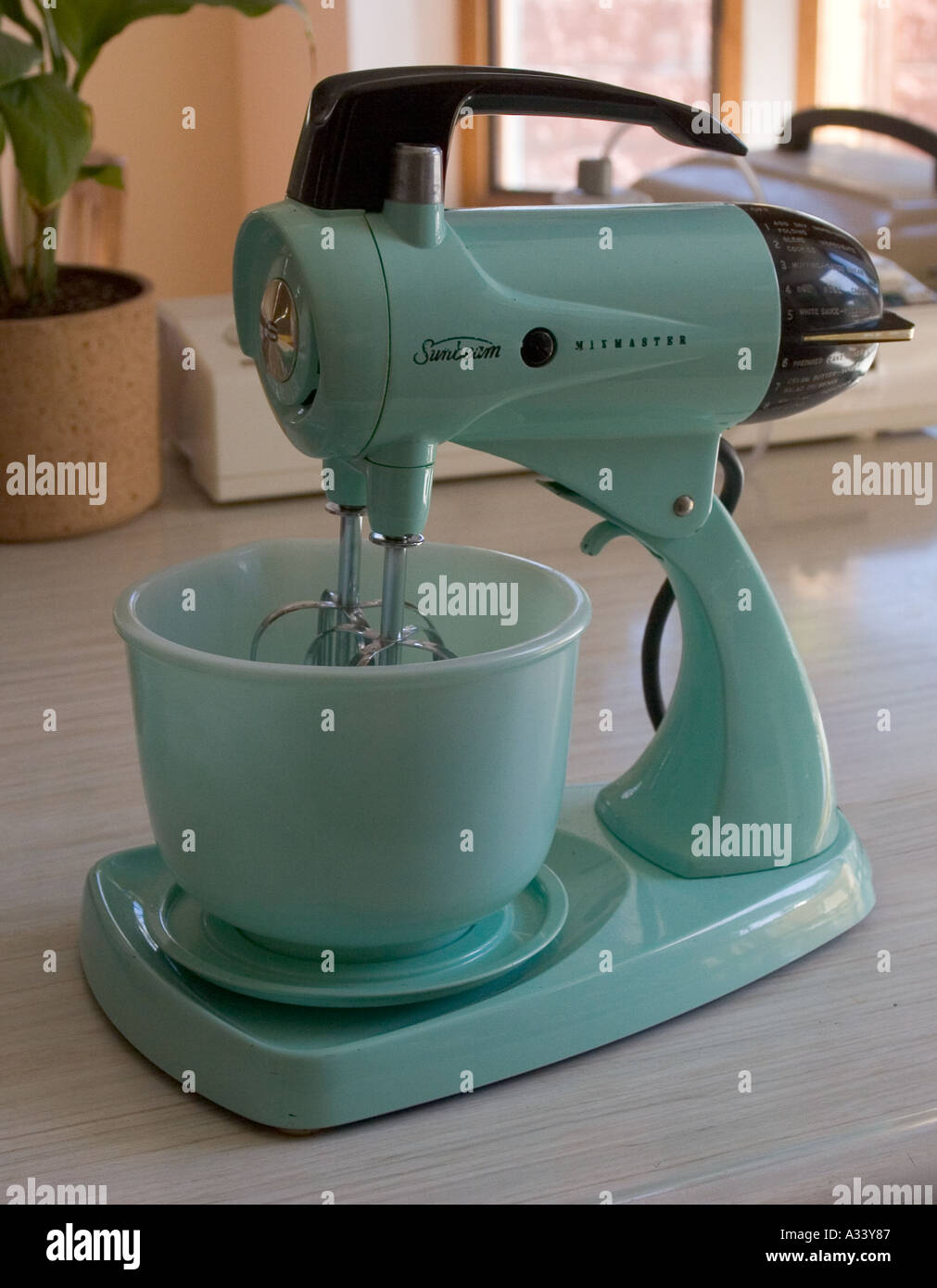 https://c8.alamy.com/comp/A33Y87/vintage-green-sunbeam-mixmaster-in-kitchen-A33Y87.jpg