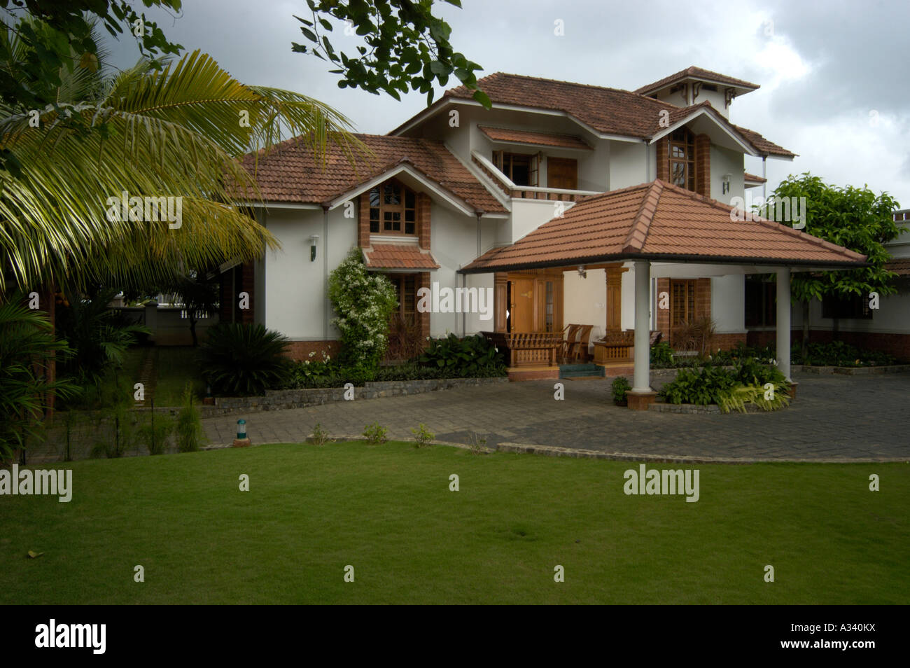 ARCHITECT DESIGNED MODERN KERALA HOUSE WITH TRADITIONAL STYLE ...