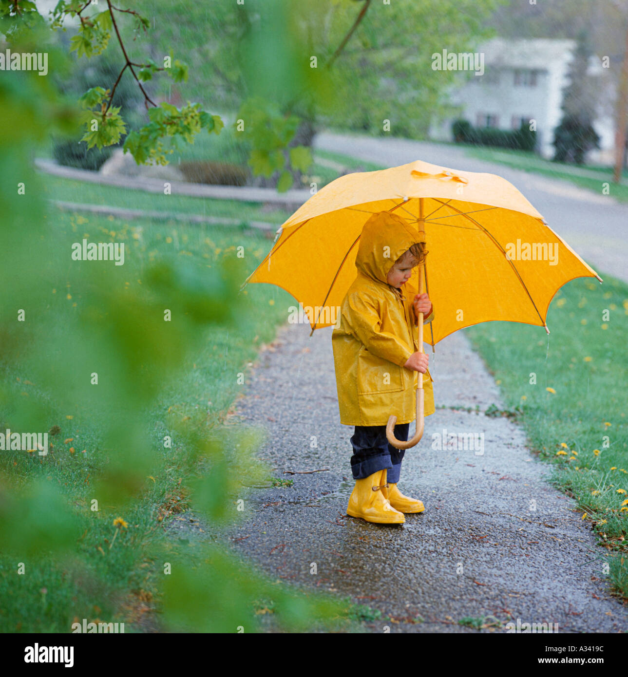 Гулять зонтиком. Мальчик с зонтиком. Дети под зонтом. Под зонтиком. Зонт для детей.