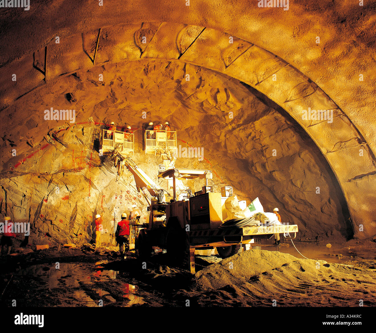 Many builders building tunnel using machines Stock Photo - Alamy