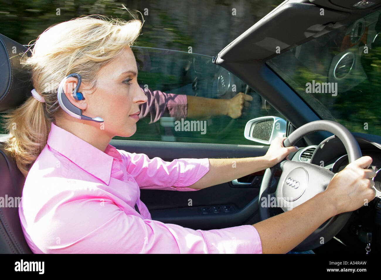 Frau mit Headset telefoniert im Auto, Woman Driving and Phoning Stock Photo  - Alamy