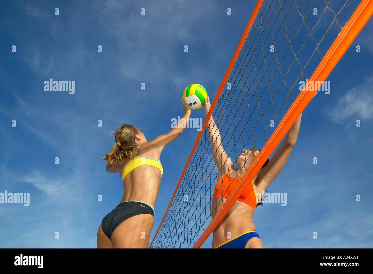 Frauen spielen Beachvolleyball, women playing beach volleyball Stock Photo  - Alamy