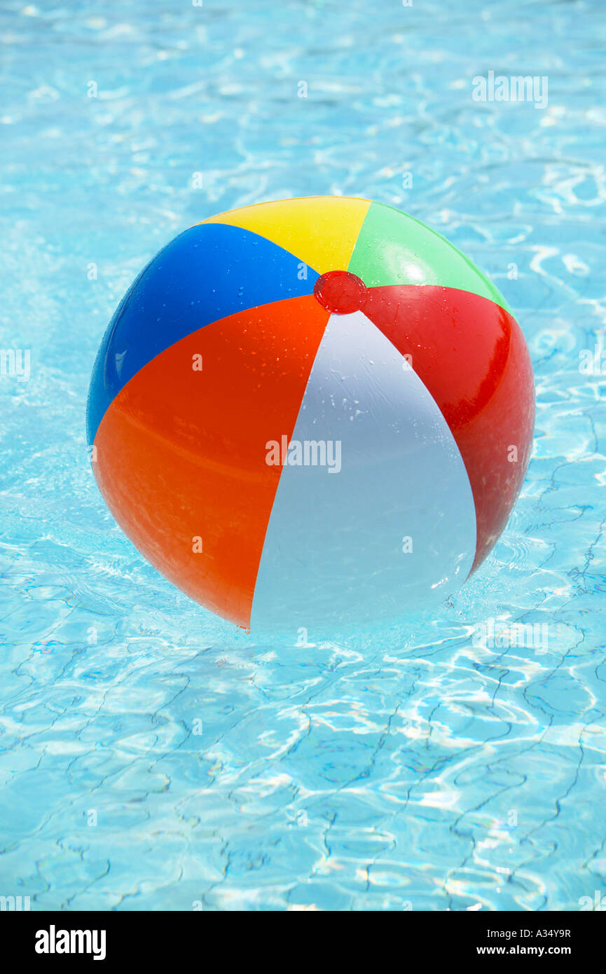 Bunter Wasserball im Pool, coloured beach ball in the pool Stock Photo -  Alamy