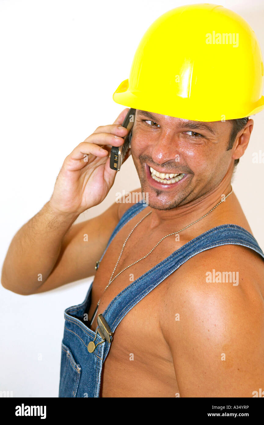 Arbeiter mit schutzhelm mit handy hires stock photography and images Alamy