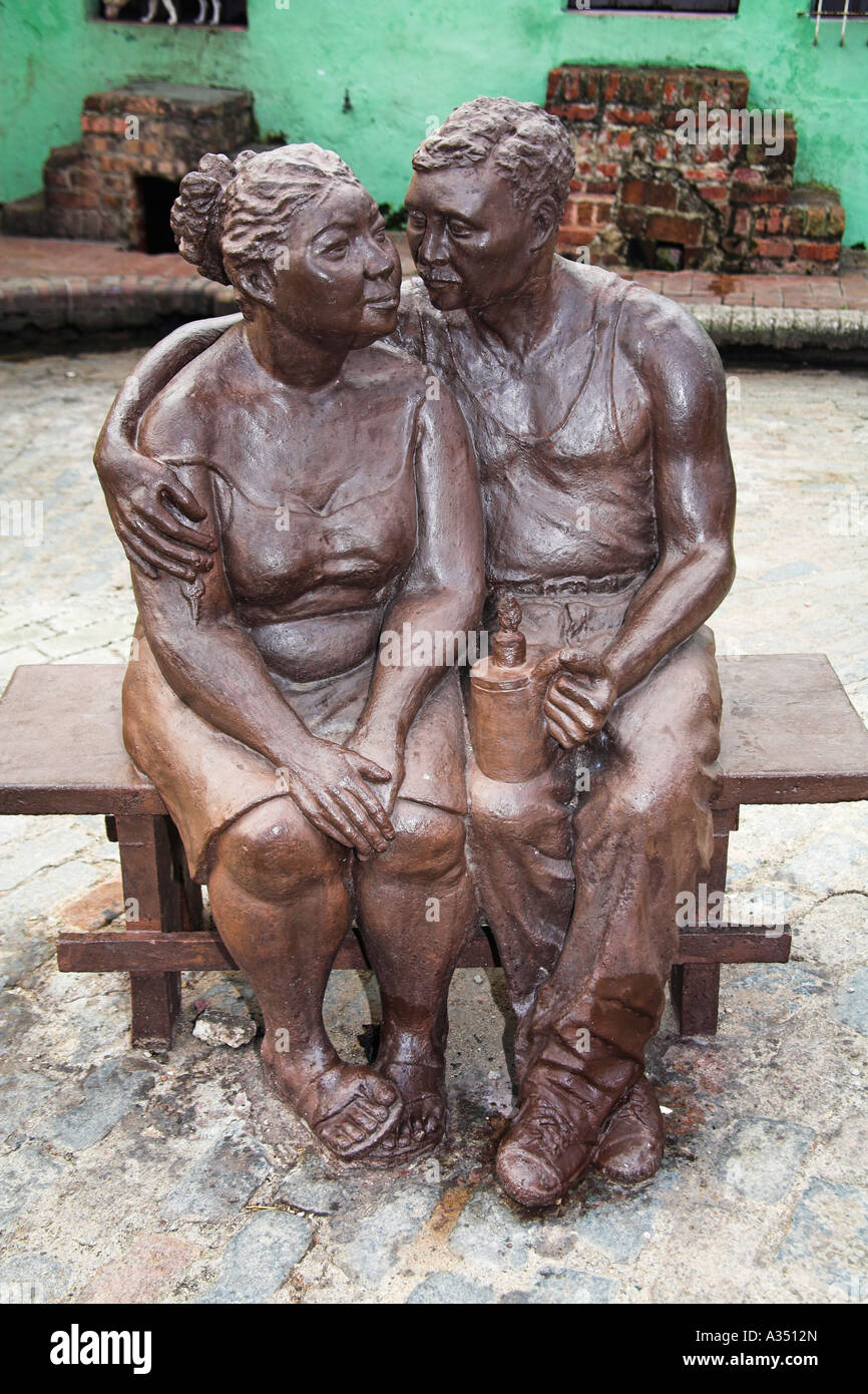 Bronze statue man woman seated hi-res stock photography and images - Alamy