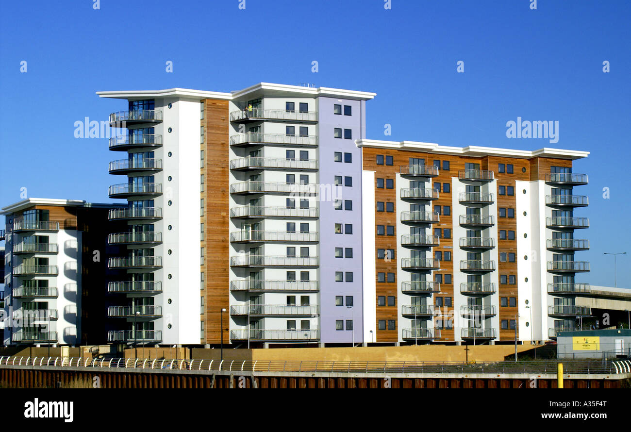 Block of flats modern uk hi-res stock photography and images - Alamy
