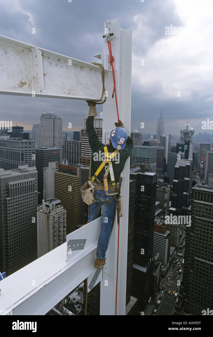 Iron worker connector Jimmy Sweeney works 675 feet above ground at the new Random House  building at 1745 Broadway in NYC. Stock Photo
